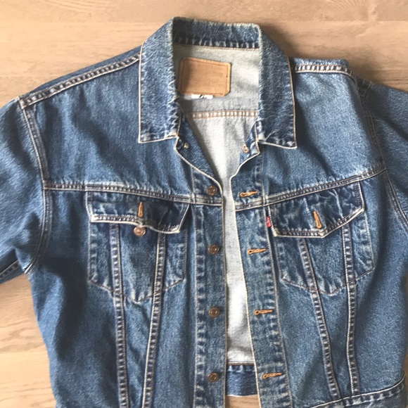 I’m selling an vintage Levi’s jean jacket - Picture 2 of 3
